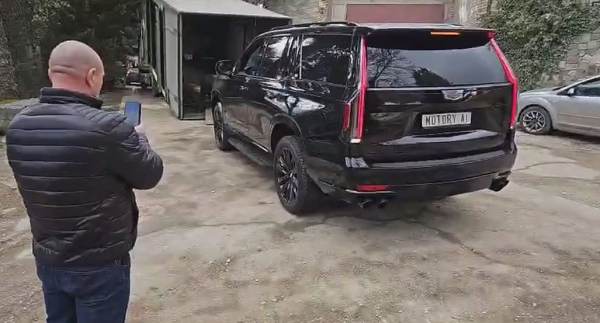 Процесс бережной выгрузки премиального внедорожника